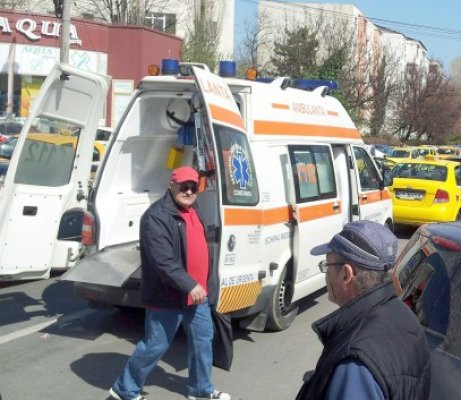 A încercat să parcheze şi a lovit o motocicletă, pe Baba Novac